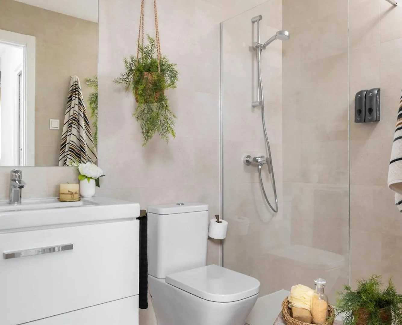 Aq 21 Floor 3 Bed Apartment Malaga Spain